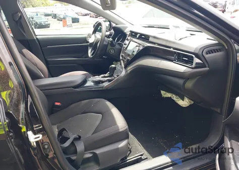 2020 Toyota Camry Le z USA, uszkodzony, nr VIN 4T1C11AK9LU921352